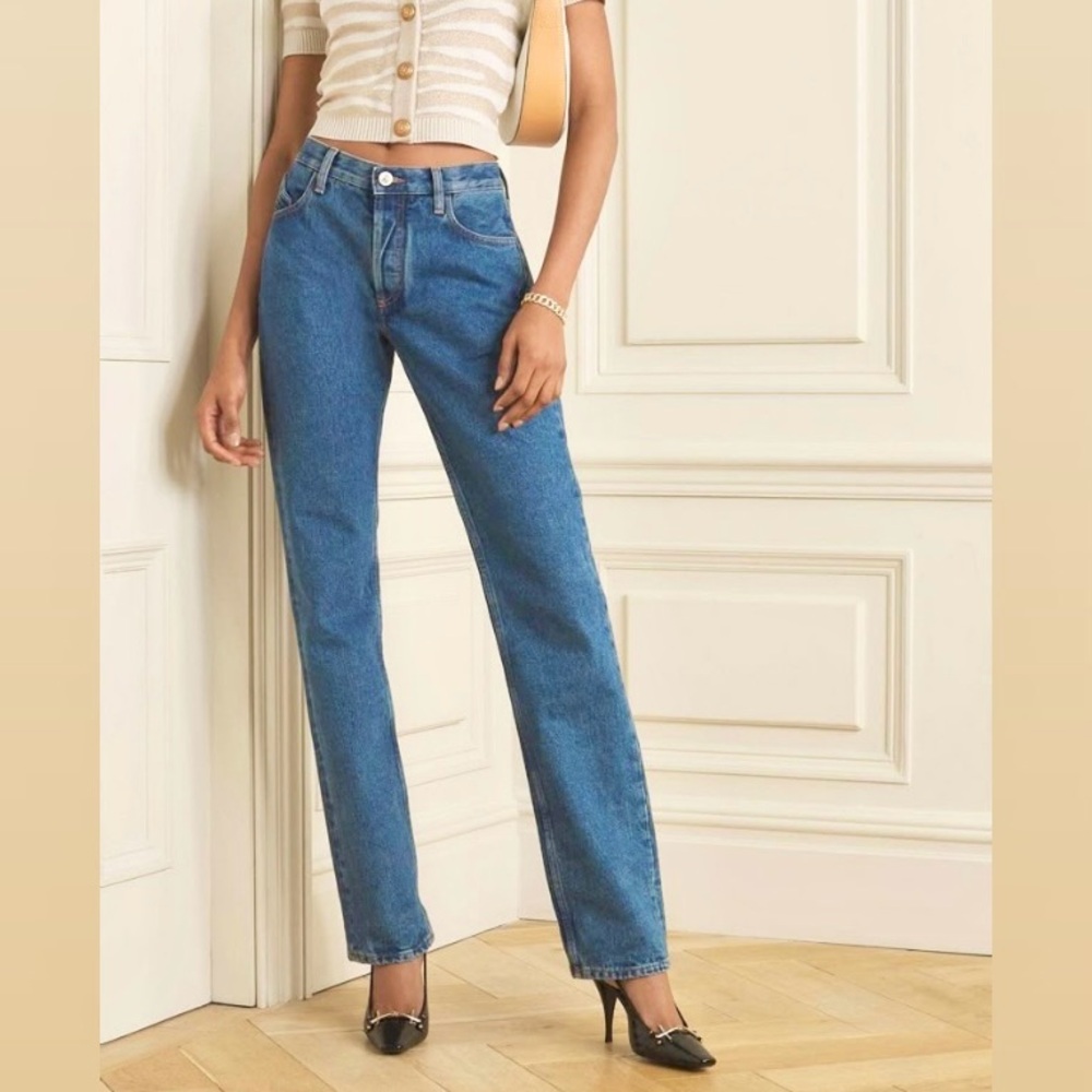 Vintage Levi’s 516 high-waisted medium-wash jeans. 💙